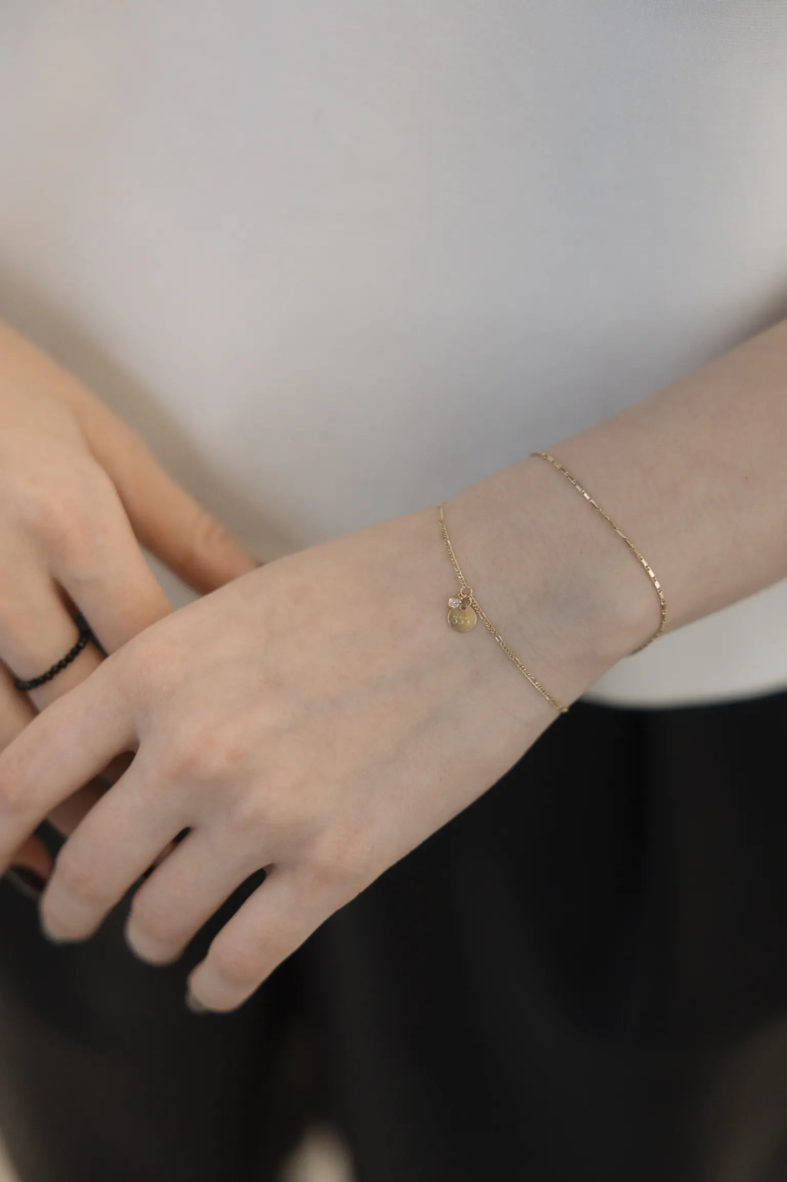 Forever Bracelet aus 14 Karat Echtgold am Handgelenk