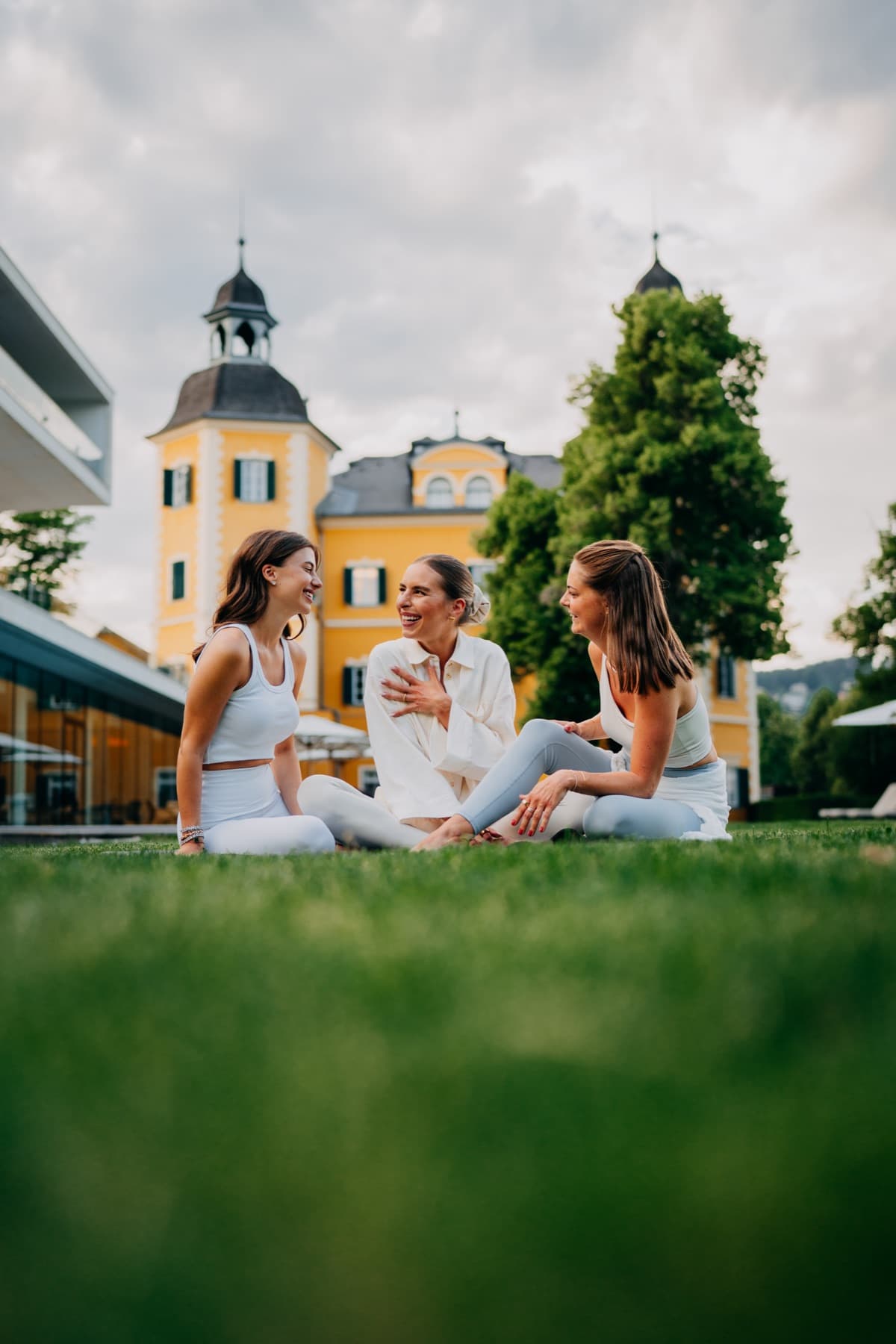 yoga. im schloss.