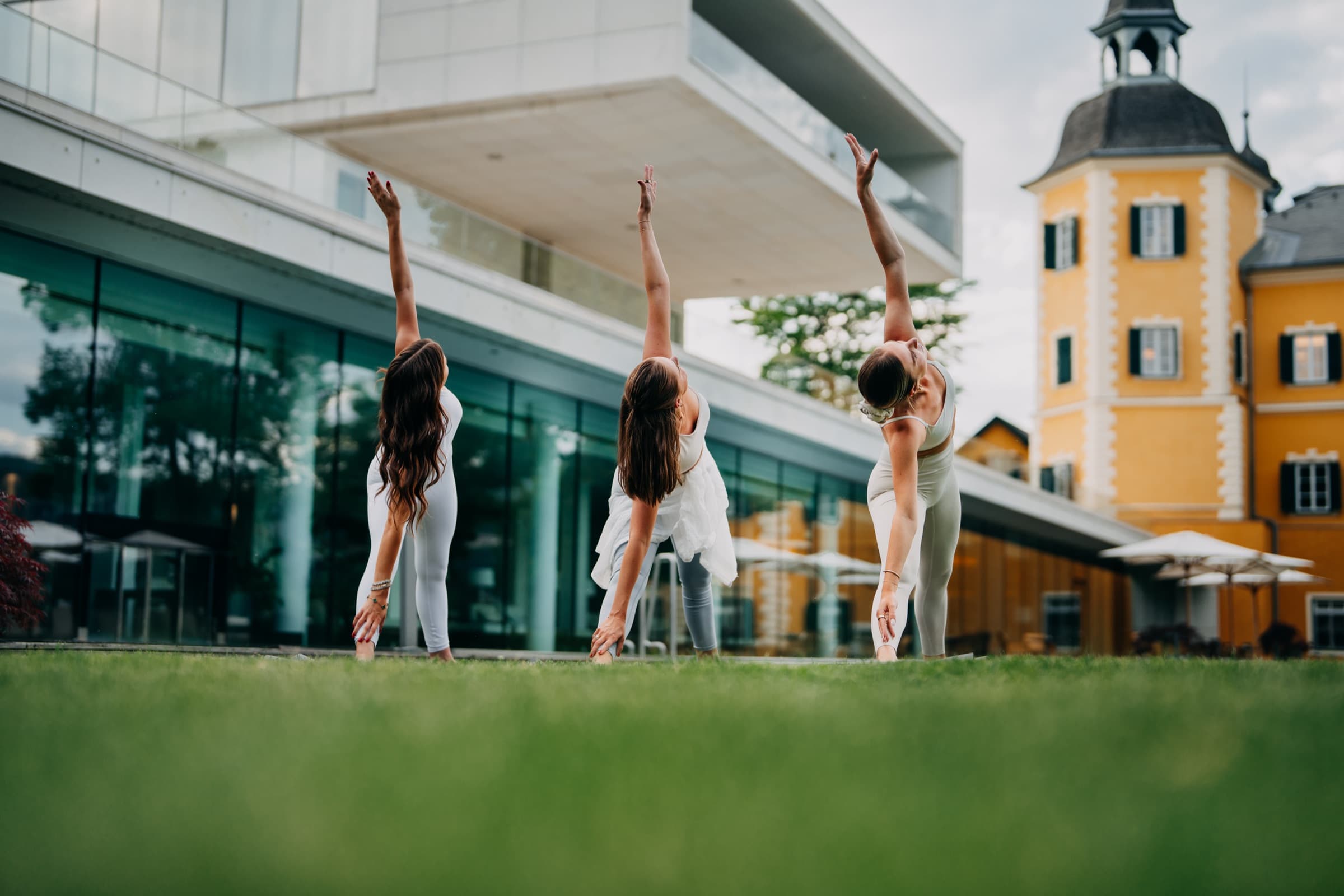 Yoga-Flow vor dem Schlosshotel Velden